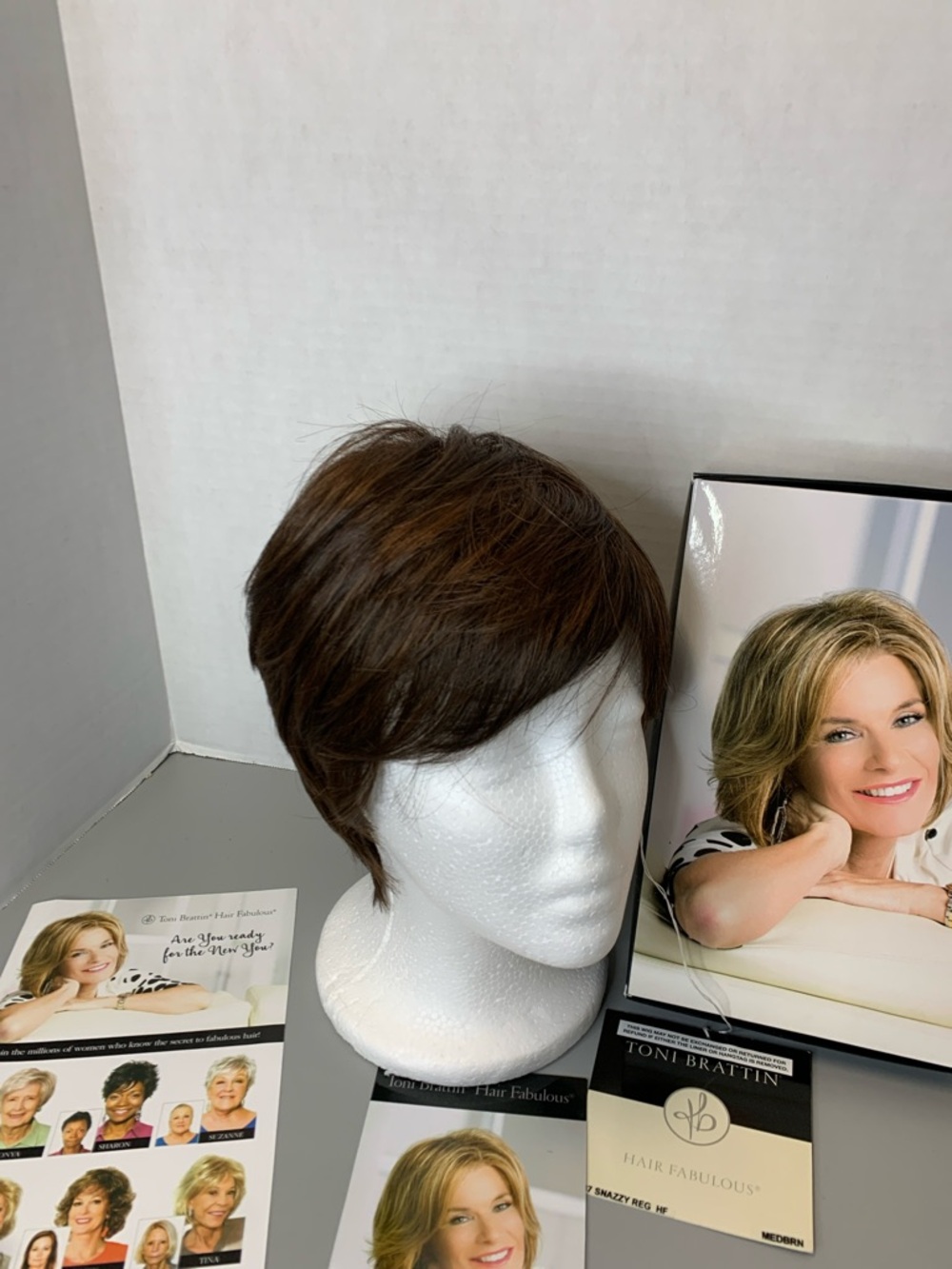 Toni Brattin Short Medium Brown 347 SnazzyWig Classic Styled Finish all w/tags - Picture 4 of 12